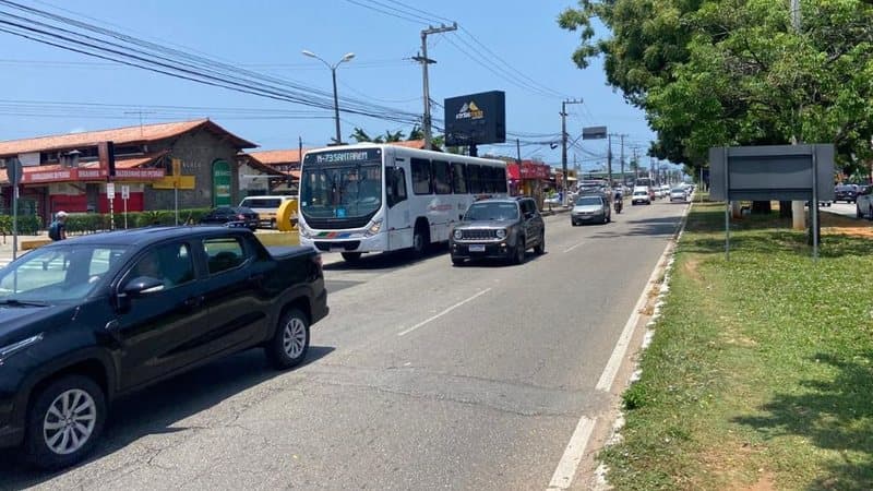 Impasse trava mobilidade na Roberto Freire e põe em xeque faixas exclusivas de ônibus em Natal