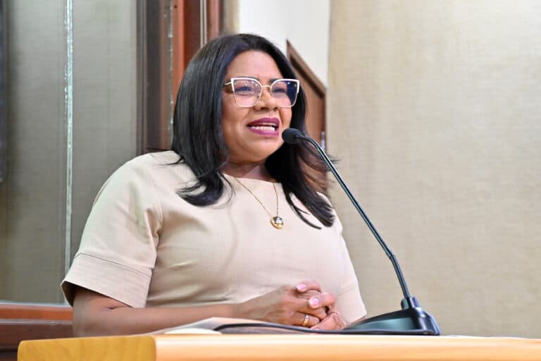 "Parnamirim na UTI, mas reagindo": Nilda Cruz fala sobre crise herdada, denúncias políticas e promete "responder com trabalho"