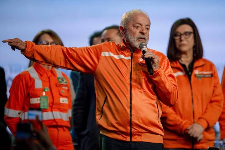 Governo e Petrobras travam disputa sobre cortes em investimentos diante da queda do petróleo
