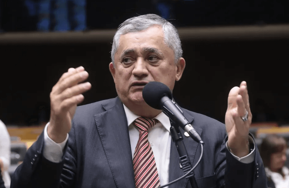 Líder do governo Lula diz que Planalto demorou, mas acerta ao exonerar aliados de deputados infiéis