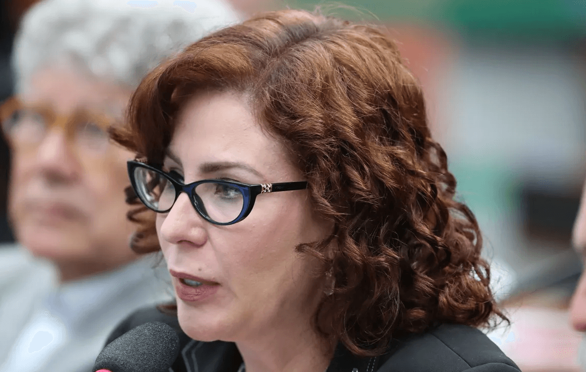 Gastos do gabinete de Carla Zambelli crescem mesmo com deputada presa