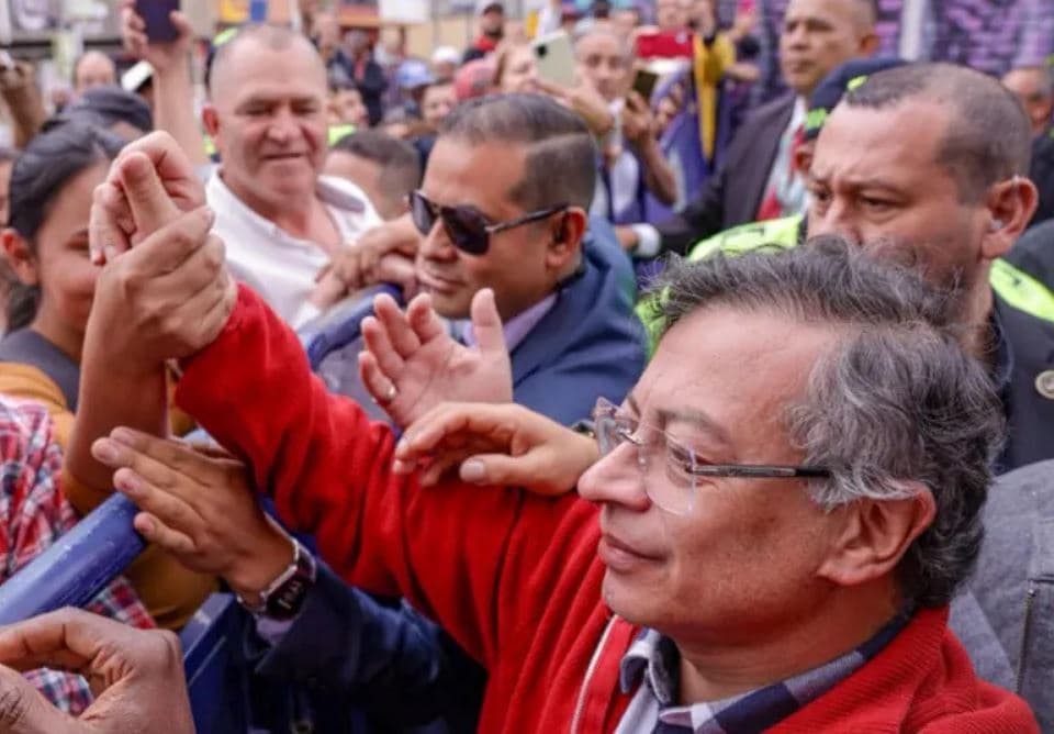 Presidente da Colômbia culpa “nazistas de Bolsonaro” por mortes em operação no Rio