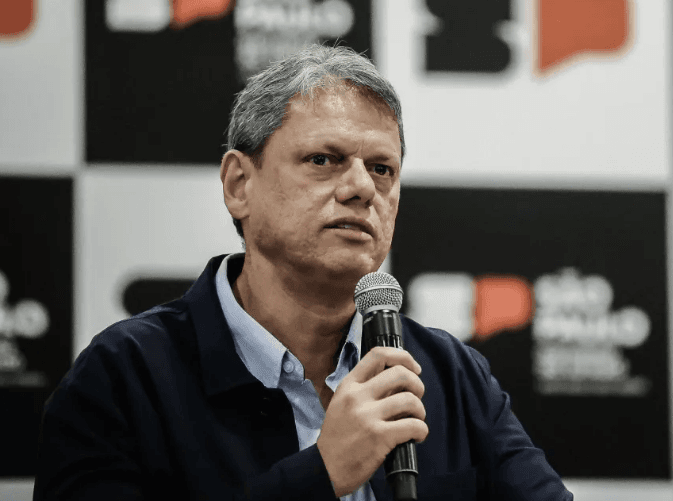 "População não aguenta mais impostos", diz Tarcísio após derrota da MP do IOF