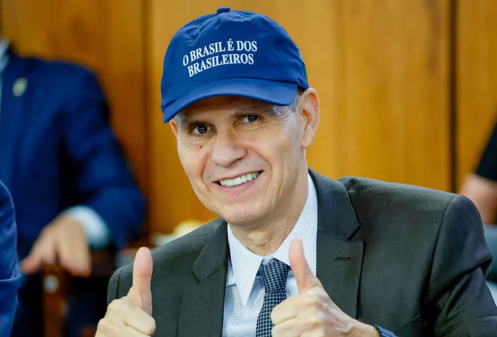 Líder da oposição pede convocação de ministro da Secom após base do governo barrar depoimento de irmão de Lula
