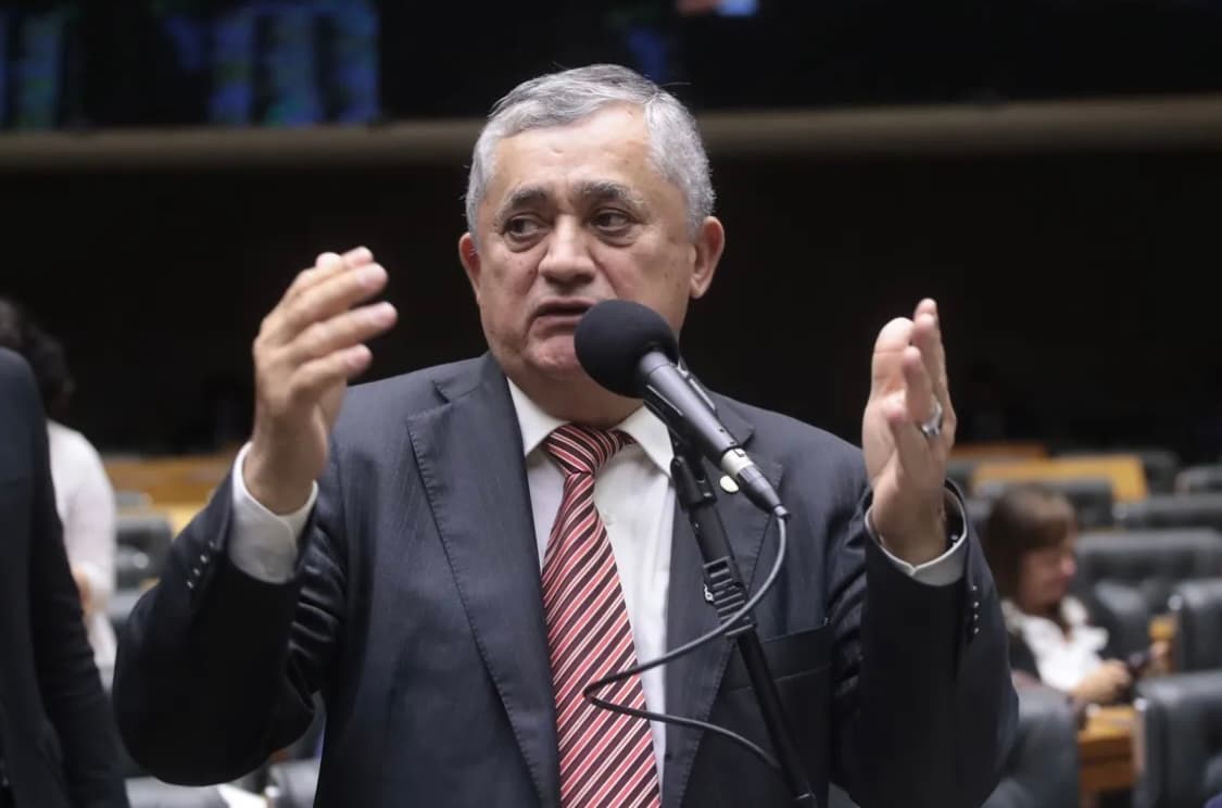 Líder do governo: Gleisi vai "meter a faca" em cargos do Centrão na Caixa