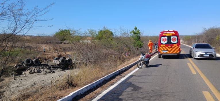 Motorista morre após caminhão carregado de cimento tombar na BR-405, em Itaú