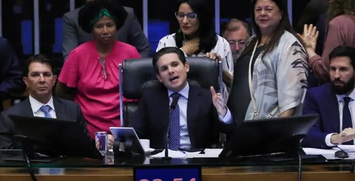 Câmara dá carta branca ao STF e limita ação de partidos pequenos: quem não atingir cláusula de desempenho fica fora do jogo