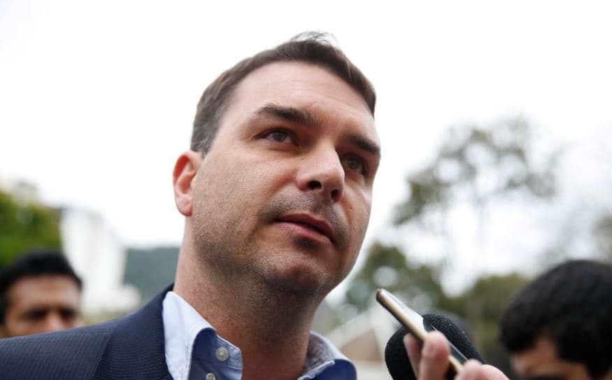 Flávio critica autorização de Moraes para entrevista de Jair Bolsonaro a podcast: ‘Pegadinha’