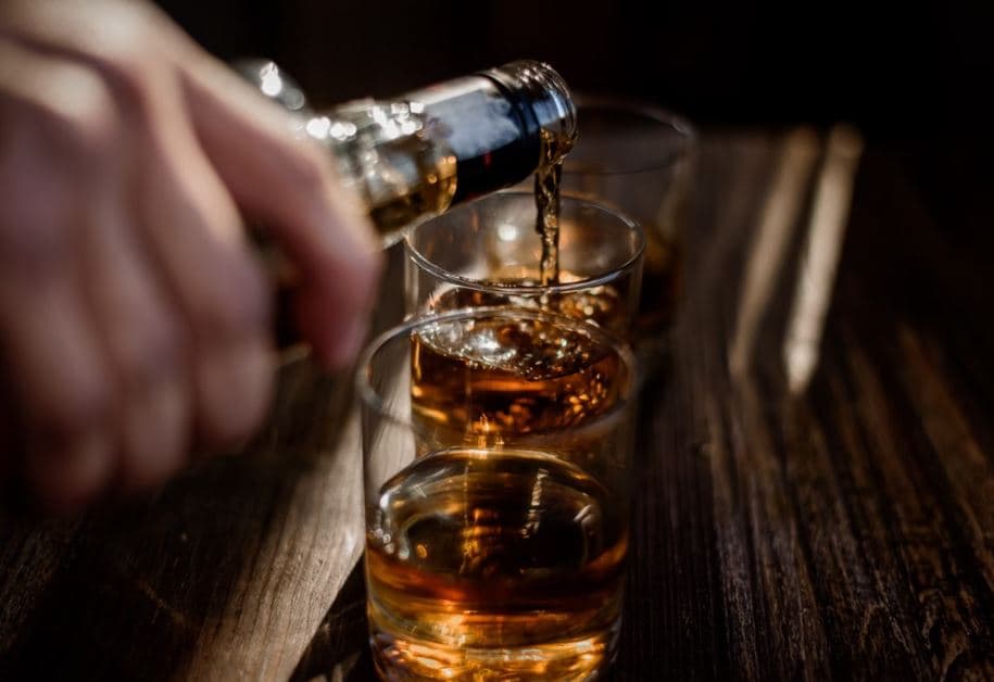Uma em cada 5 garrafas de uísque ou vodca vendidas no Brasil é falsificada, diz estudo