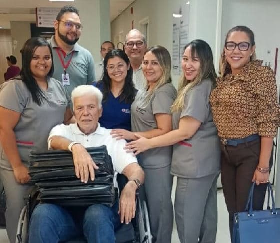 Ex-governador Fernando Freire deixa hospital após cirurgia no quadril