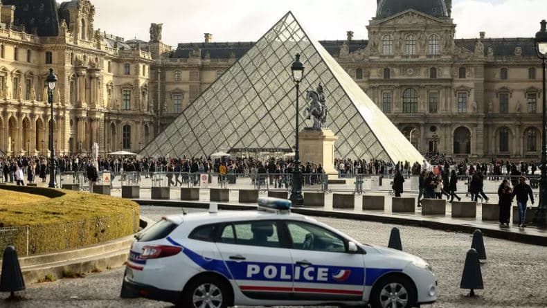 Dois suspeitos de participação no roubo histórico no Louvre são presos na França