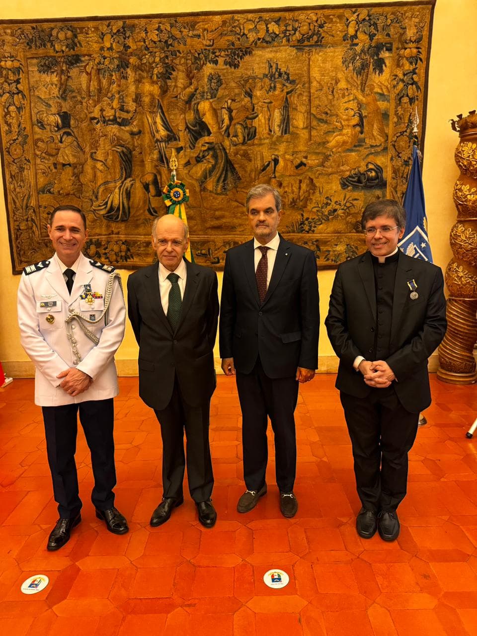 Monsenhor Flávio Medeiros recebe Medalha do Mérito Santos Dumont na Embaixada do Brasil em Roma