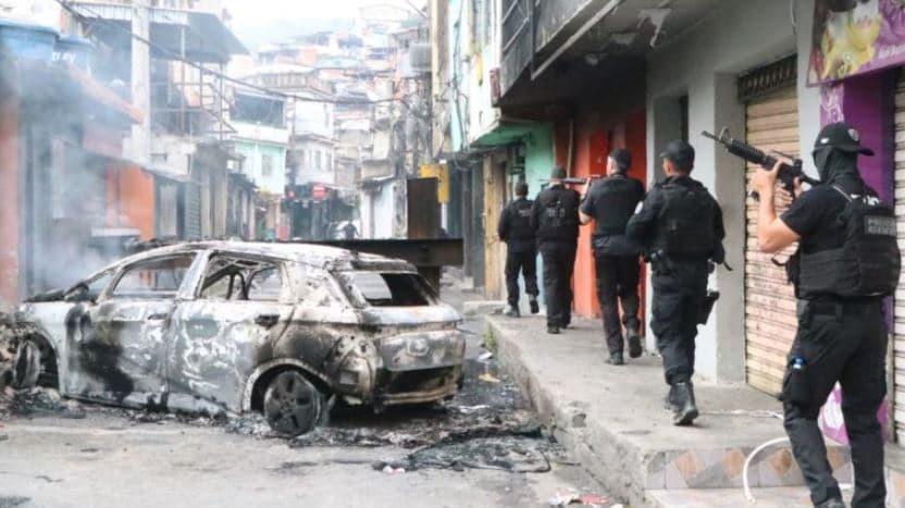 Megaoperação contra o Comando Vermelho no RJ tem 18 traficantes mortos e 81 presos; dois policiais também morreram