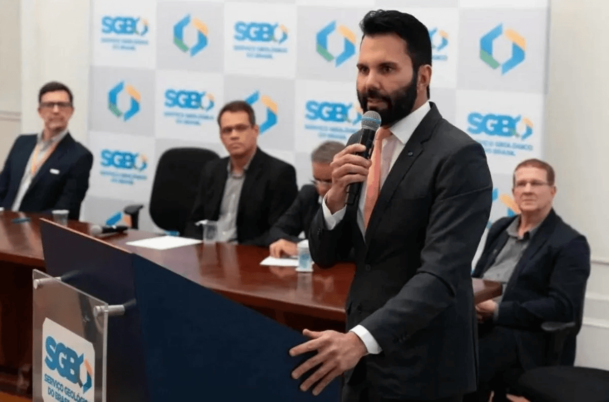 Filhos de presidente de estatal bancados com dinheiro público: suítes de luxo, camarão flambado e sobremesas de R$ 70