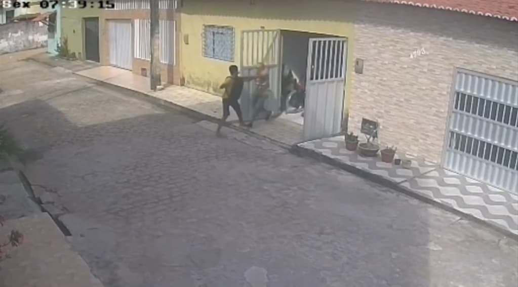 VÍDEO: Idoso se arrisca, reage a uma tentativa de assalto e bandido foge na Zona Sul de Natal