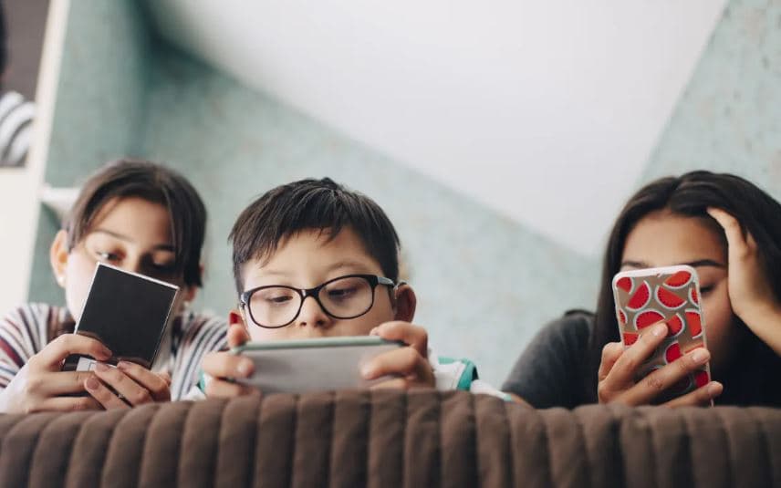 Crianças e adolescentes assistem mais a vídeos de influenciadores digitais do que a séries e filmes, diz pesquisa