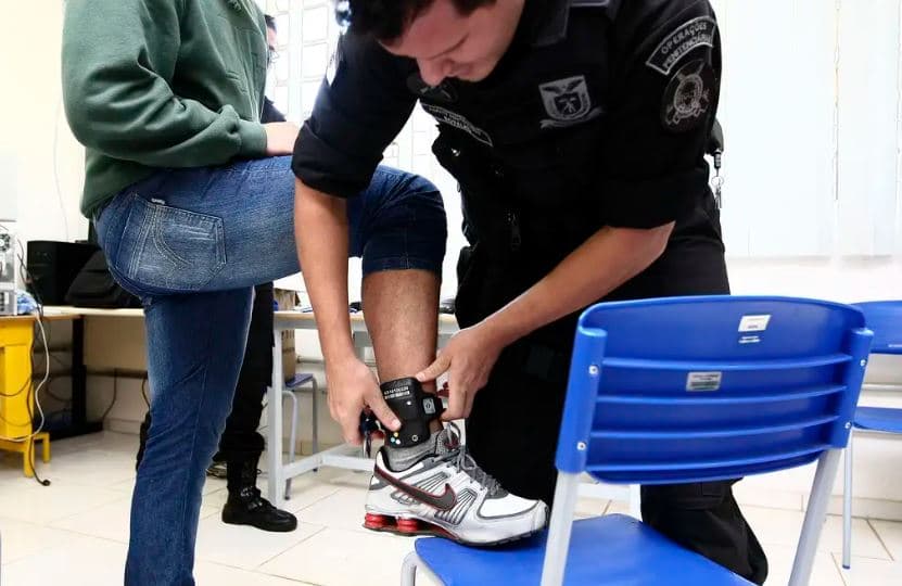 Com recorde de tornozeleiras eletrônicas, Brasil deveria ter dez vezes mais profissionais para monitorar presos