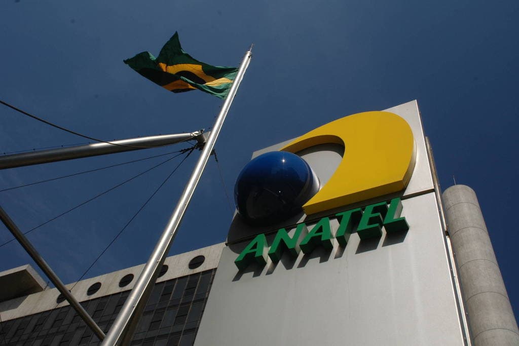 Governo Lula limita papel da Anatel na internet e acirra disputa sobre fiscalização de big techs e IA