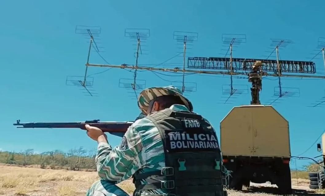 Em clima de confronto, Venezuela exibe poder militar após ofensiva dos EUA no Caribe