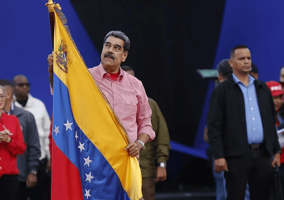 Maduro acena para possível conversa com Trump em meio a escalada de tensão