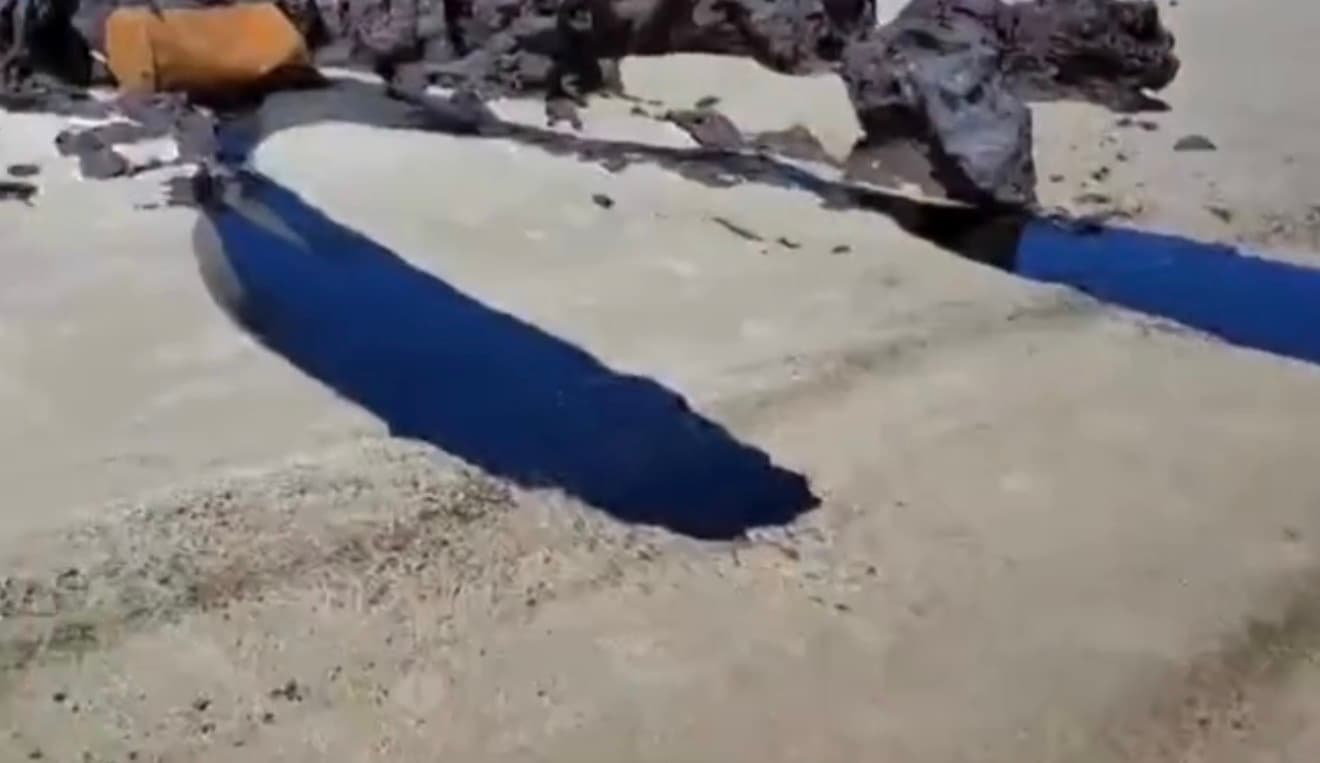 Barril com óleo aparece na praia de Rio do Fogo e começa a vazar após chegar à costa