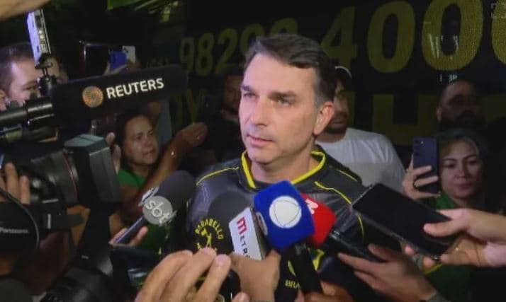 Psol pede à PGR investigação de Flávio por incitação ao crime; partido crê que convocação de vigília facilitaria fuga de Bolsonaro