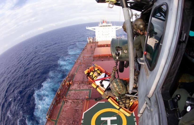 FAB salva tripulante ferido a 850 km do litoral; operação inédita da Base de Natal