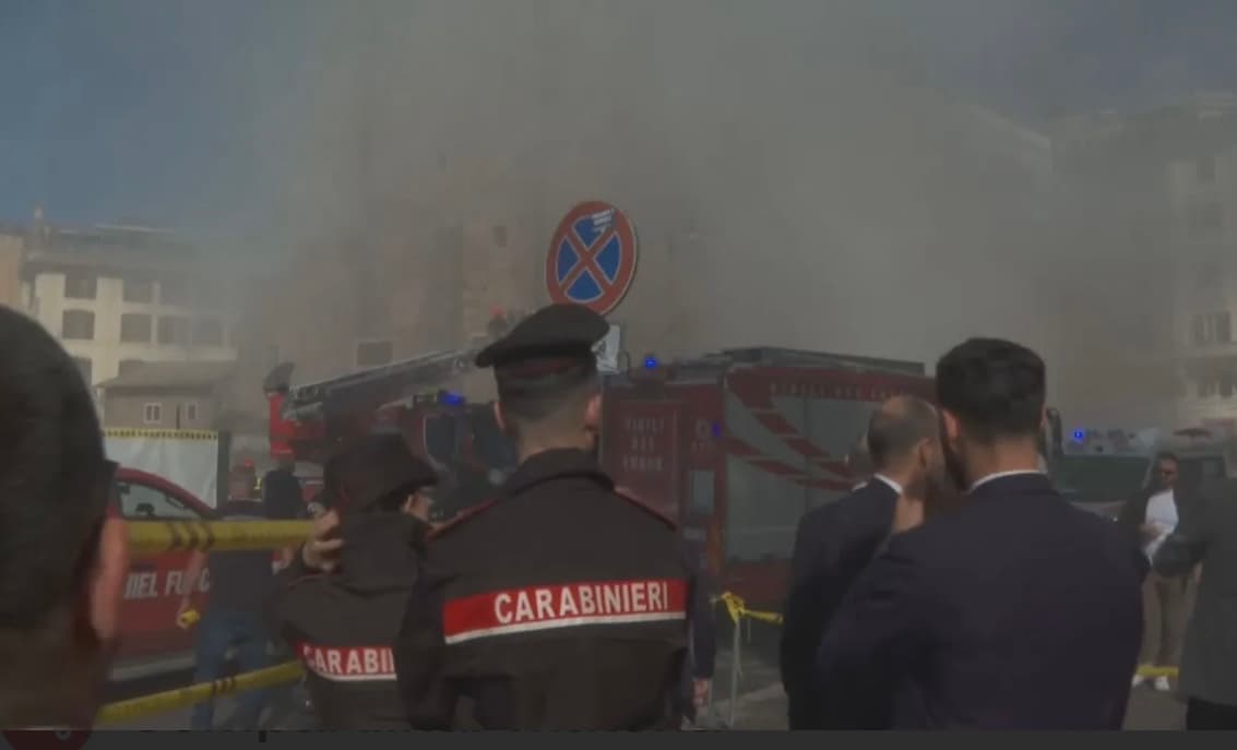 Torre desaba perto do Coliseu em Roma e deixa ao menos três feridos