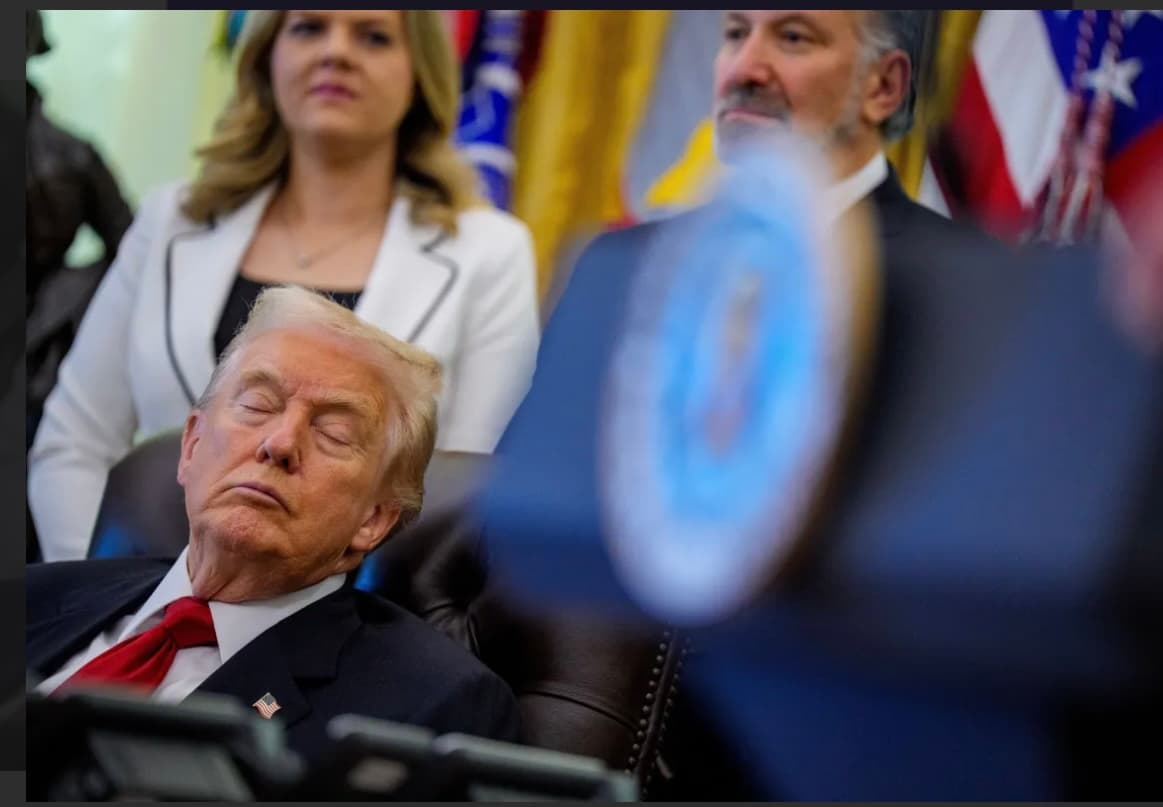 Trump parece cochilar durante anúncio na Casa Branca e gera polêmica