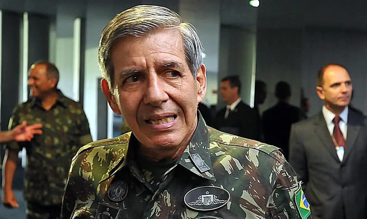 PGR se manifesta a favor de prisão domiciliar para Augusto Heleno