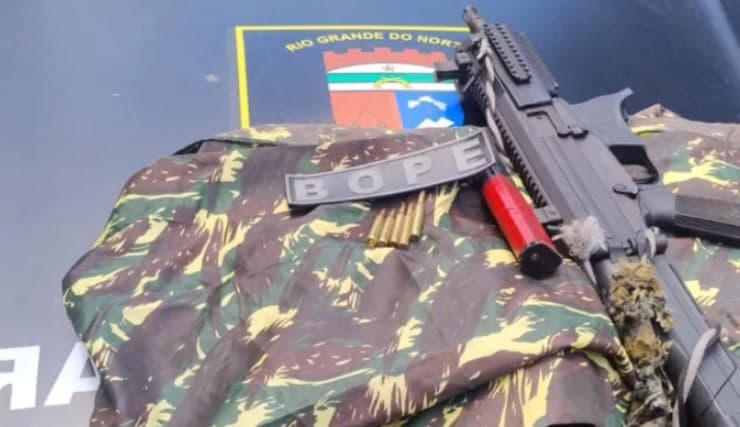 PM apreende submetralhadora, munições e roupas camufladas em Mãe Luiza