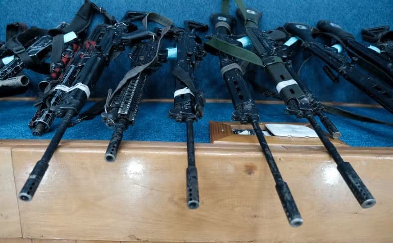 Após recontagem, número de armas apreendidas em megaoperação no RJ sobe para 120, sendo 93 fuzis: valor do material é estimado em R$ 12,8 milhões