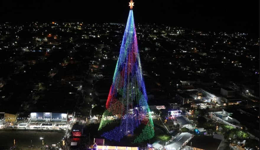 Natal em Natal 2025: Árvore de Mirassol volta gigante e iluminada com quase 29 mil luzes