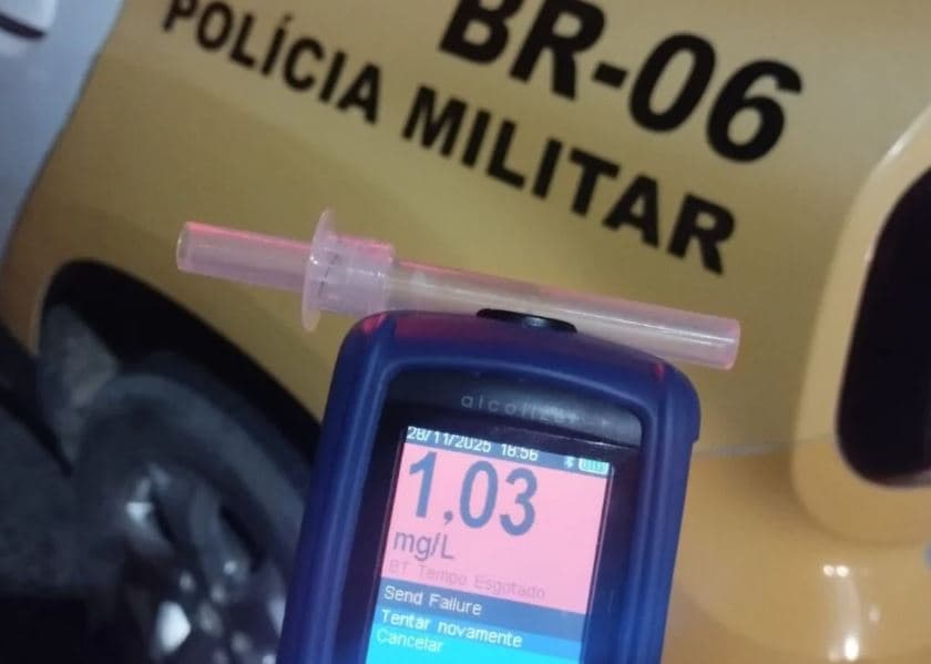 Operação Zero Álcool prende idosos de 63 e 66 anos pilotando motos embriagados na Grande Natal