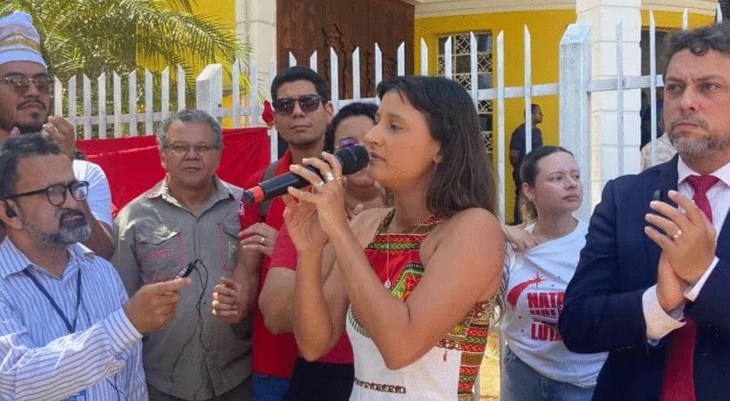 Movimentos sociais e partidos políticos realizam vigília em defesa da vereadora Brisa em frente à Câmara de Natal