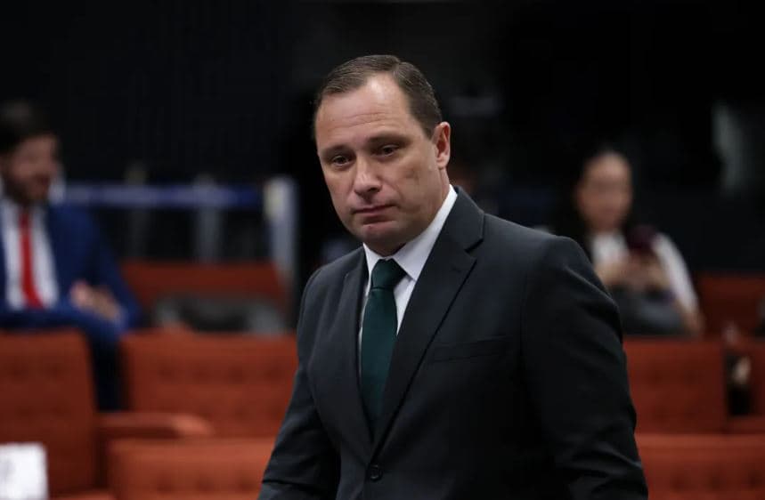 Após decisão do STF, tornozeleira eletrônica de Mauro Cid é retirada