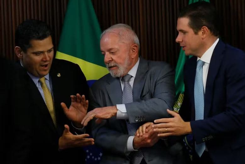 Congresso impõe série de derrotas ao governo e derruba vetos em meio à crise com o Planalto