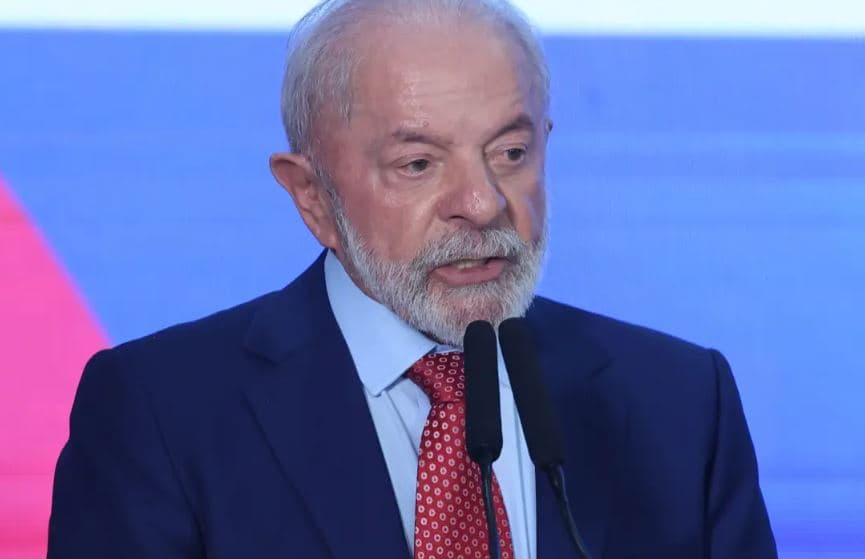 Lula diz que Brasil deu ‘lição de democracia ao mundo' após prisão de Bolsonaro