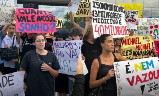 Estudantes protestam em frente ao INEP e exigem anulação do ENEM após suposto vazamento