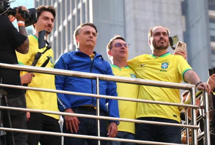 Moraes autoriza visita de filhos a Bolsonaro; veja datas