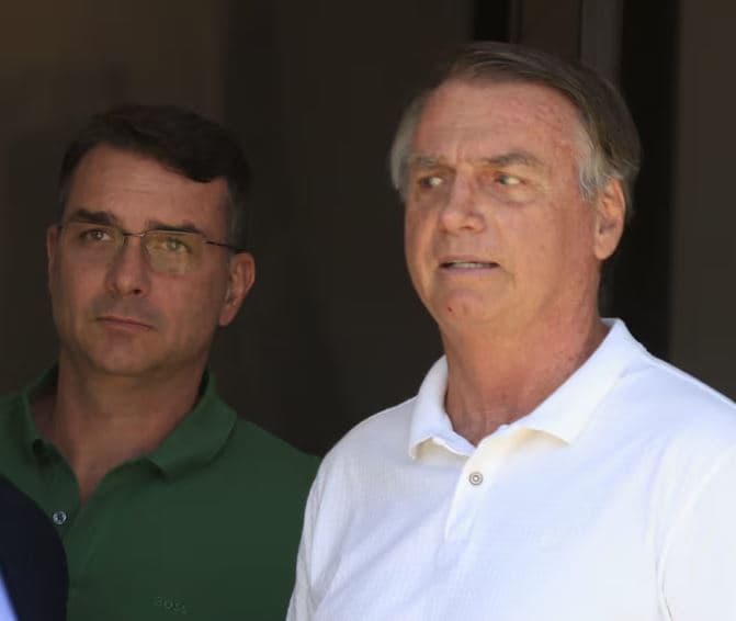 Mudança na lei relatada por Flávio Bolsonaro no Senado impede ‘saidinha' de Natal do pai
