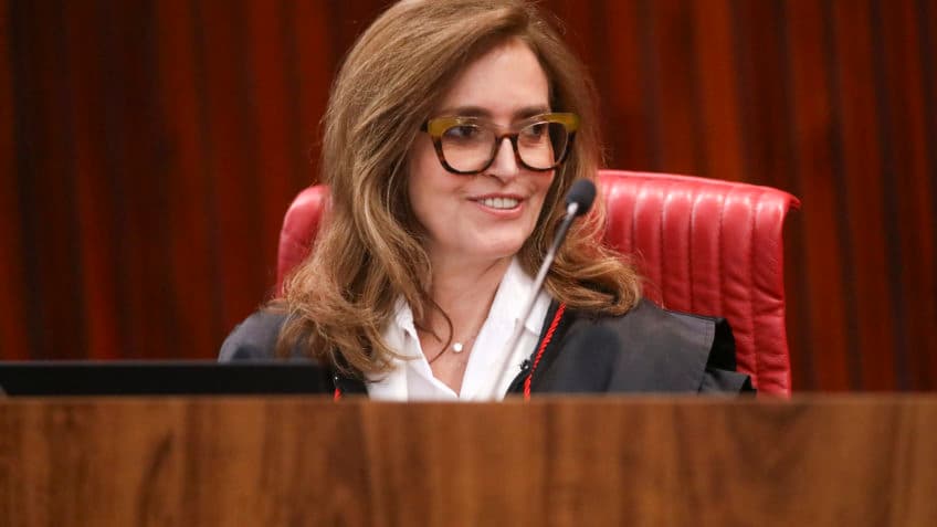 Ministra do TSE que votou para cassar Cláudio Castro deixa a Corte