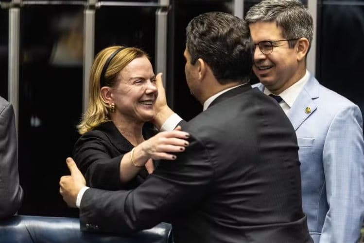 Gleisi nega negociação de cargos e tenta contornar crise após Alcolumbre subir o tom contra o governo