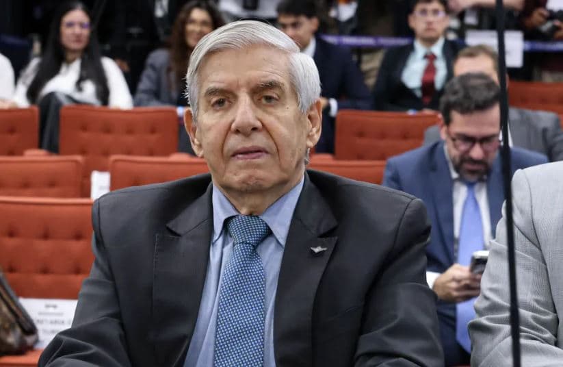 General Heleno passa por exame no Exército e diz que convive com Alzheimer desde 2018