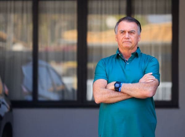 Bolsonaro teve tornozeleira substituída na madrugada, e aliados veem forçação de barra de Moraes ao citar falha