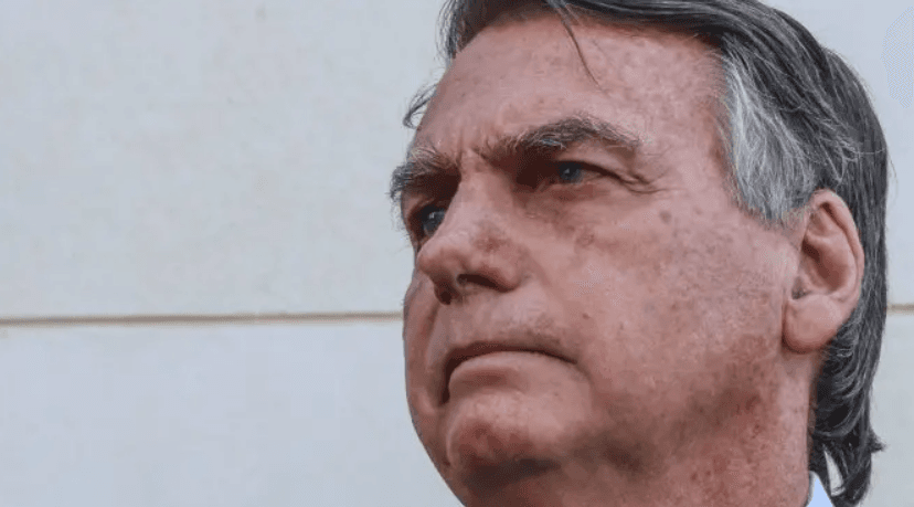 Bolsonaro pode reduzir pena lendo livros sobre democracia, ditadura, racismo e gênero; veja lista