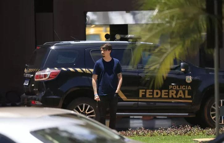 Em visita a Bolsonaro, Jair Renan diz que pai se sente injustiçado e está muito mal: "teve crises de soluço a noite toda"