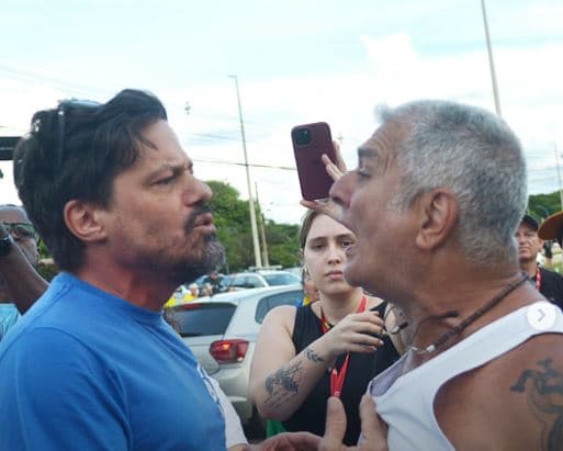 VÍDEO: Apoiadores e opositores de Bolsonaro batem-boca e trocam xingamentos na Superintendência da Polícia Federal