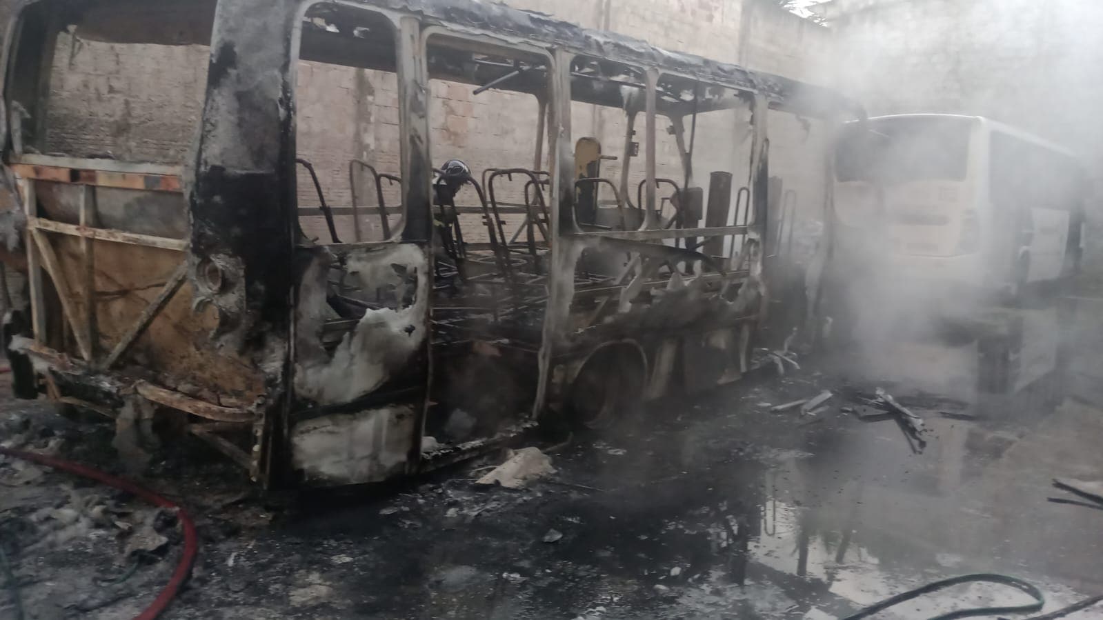 Incêndio destrói micro-ônibus em galpão na Grande Natal