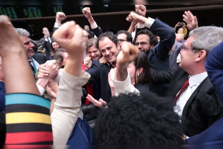 Deputados que ajudaram a livrar Glauber receberam mais emendas do governo Lula